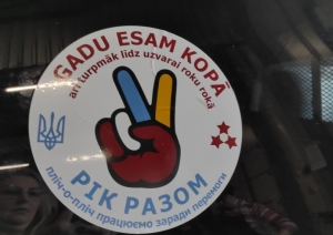 Uzlīme - gadu esam kopā ar rokas pirkstiem, kas izkrāsoti Latvijas un Ukrainas karoga krāsās.