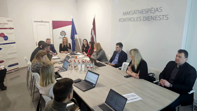 EMUS darba grupas sēde Maksātnespējas kontroles dienestā - sēdes dalībnieki pie sarunu galda