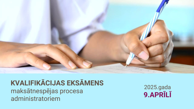Ilustratīvs attēls par administratoru kvalifikācijas eksāmenu 2025.gada 9.aprīlī - sieviete raksta pie galda