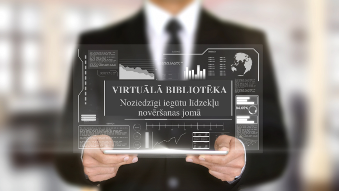 Vīrietis tur rokās datoru - NILL virtuālā bibliotēka