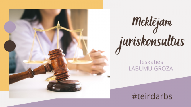 Sieviete sēž pie galda, uz kura stāv tieslietu svari un tiesneša āmurs