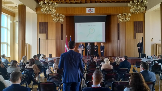 MKD konferences dalībnieki uzdod jautājumus