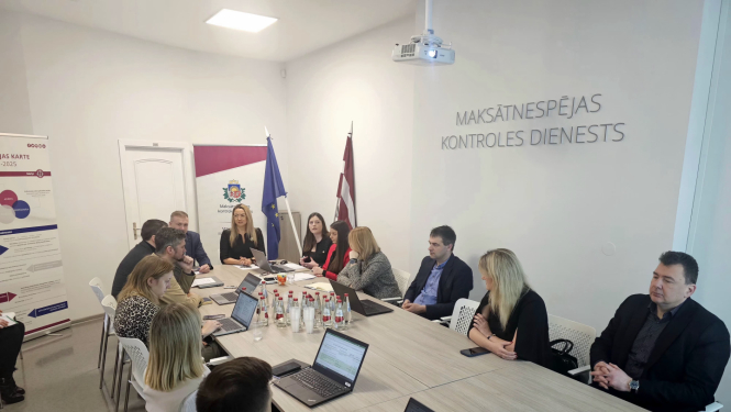 EMUS darba grupas sēde Maksātnespējas kontroles dienestā - sēdes dalībnieki pie sarunu galda