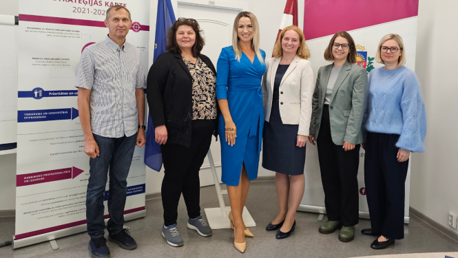 Inese Šteina (pa vidu), Agnese Barojana (pirmā no labās puses), Karīna Paturska (otrā no labās puses) un Igaunijas kolēģi maksātnespējas jomā