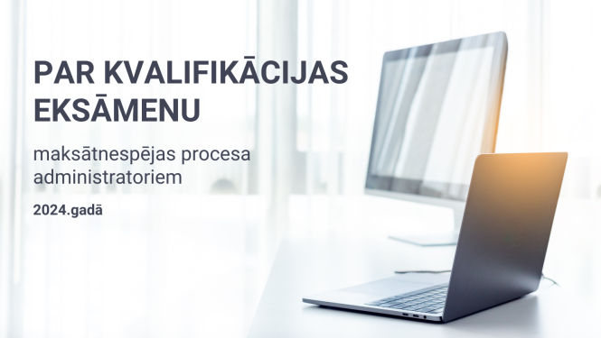 Ilustratīvs attēls - dators uz biroja galda - informācija par kvalifikācijas eksāmenu.