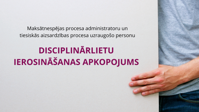 Vīrietis tur rokās papīru uz, kura uzrakstīts Disciplinārlietu apkopojums