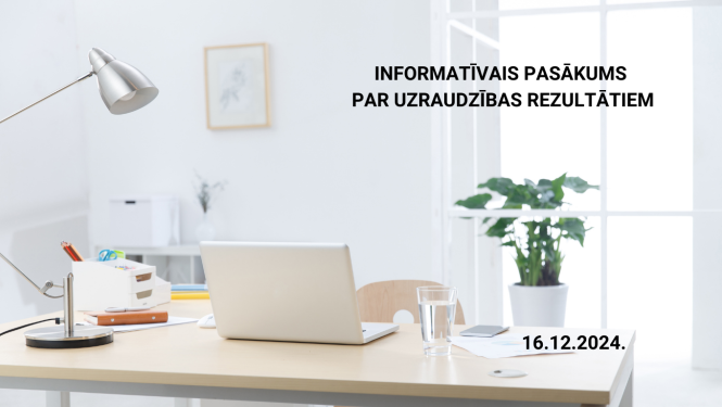 dators uz galda un uzraksts par informatīvo pasākumu