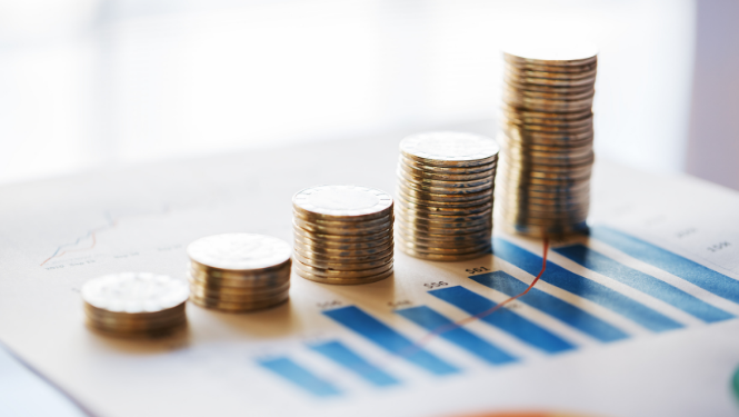 Monetas sakārtotas stabiņos un izvietotas uz grafika