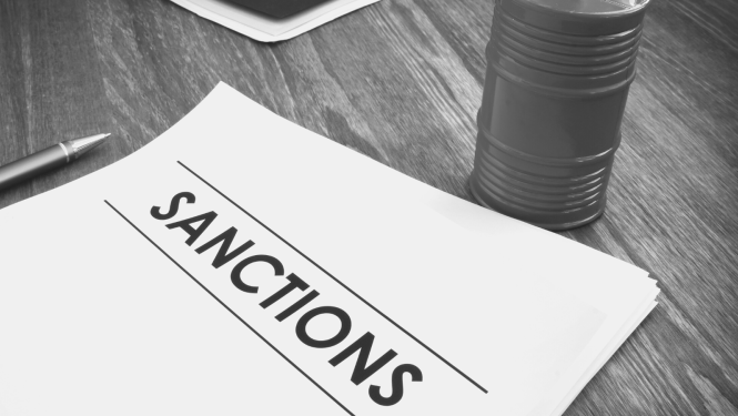 Papīra lapa, uz kuras uzrakstīts "Sankcijas".