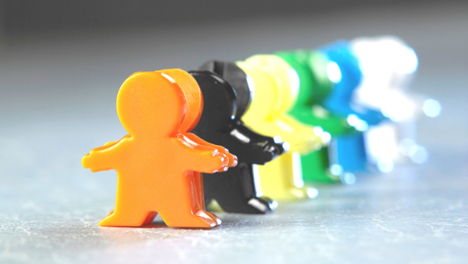 Cilvēku figūras izkārtotas rindā, ilustrējot skaidrojumu par maksātnespējas procesa administratoru ieteikšanas rindas procedūru