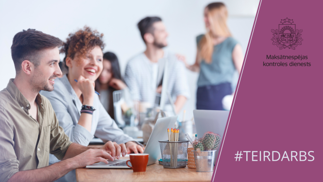 Priecīgi ļaudis sēž pie galda ar datoriem un sarunājas