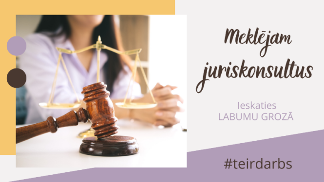 Sieviete sēž pie galda, uz kura stāv tieslietu svari un tiesneša āmurs