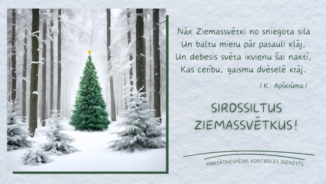 Baltā mežā zaļa Ziemassvētku eglīte