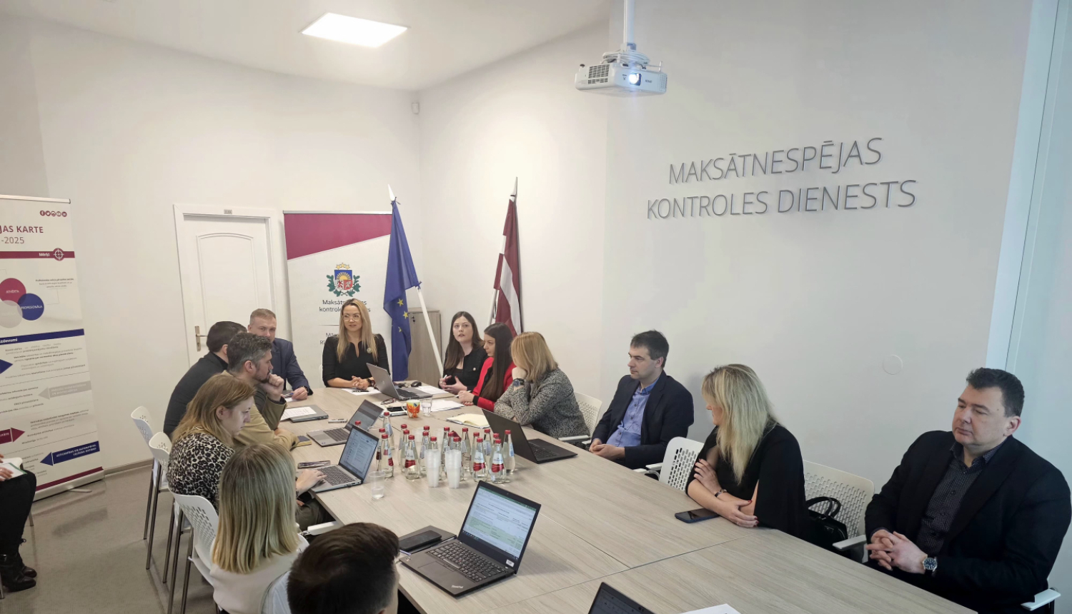 EMUS darba grupas sēde Maksātnespējas kontroles dienestā - sēdes dalībnieki pie sarunu galda