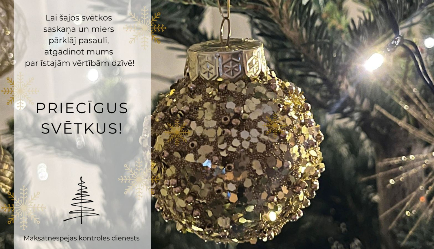 Spīdīga eglīšu bumba zaļos egles zaros - sveiciens Ziemassvētkos un Jaunajā 2025.gadā