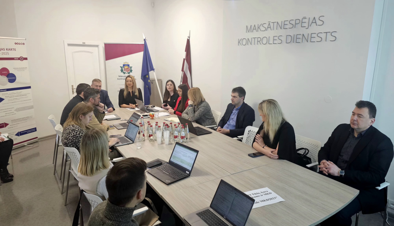 EMUS darba grupas sēde Maksātnespējas kontroles dienestā - sēdes dalībnieki pie sarunu galda