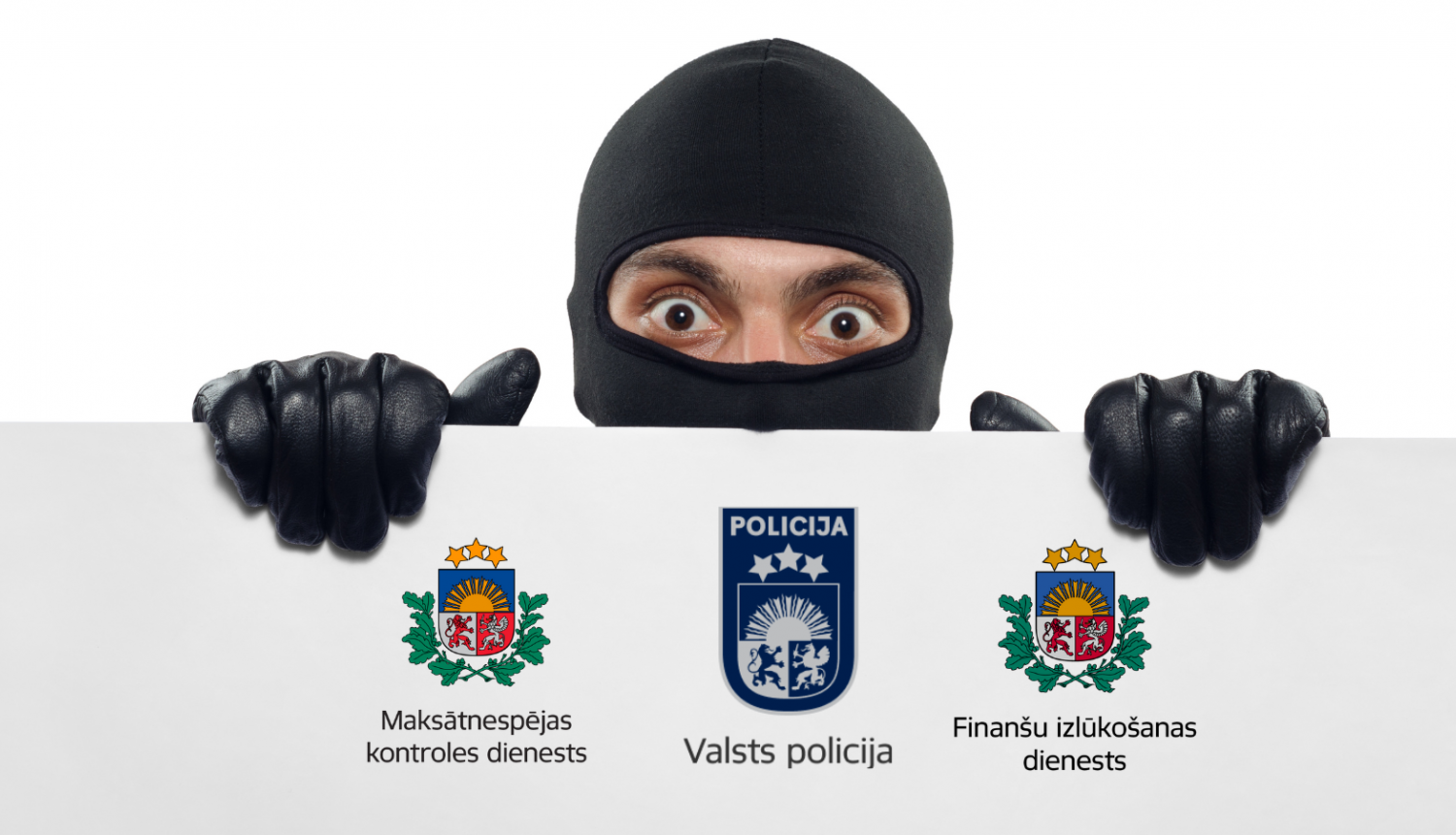 Vīrietis melnā maskā un cimdos tur rokās baltu papīra lapu, uz kuras virsū ir Maksātnespējas kontroles dienesta, Finanšu izlūkošanas dienesta un Valsts policijas logo