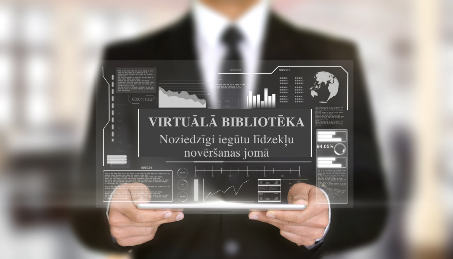 Vīrietis tur rokās datoru - NILL virtuālā bibliotēka