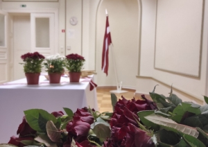 MKD Valsts svētku norises vieta - sarkanbalsakanais karogs un sarkanas rozes